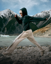 woman wearing vuori sweatpant