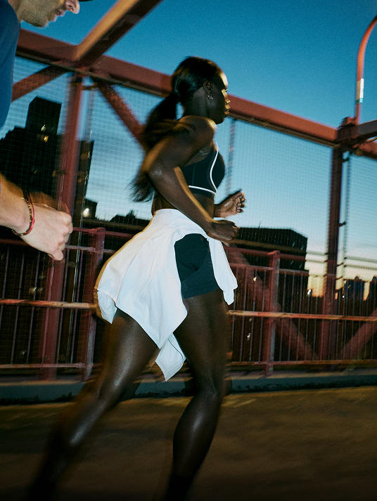 woman wearing vuori running