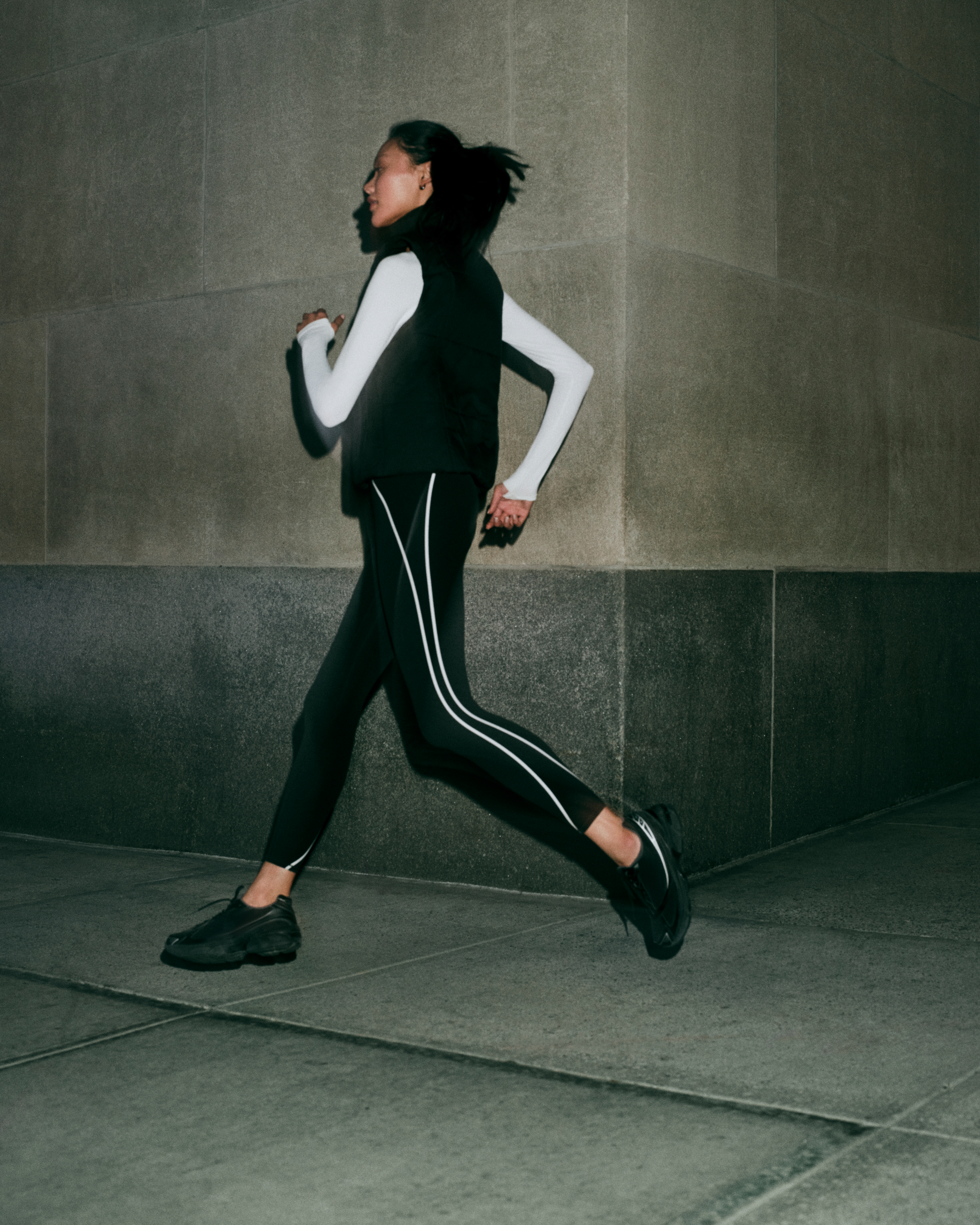 woman running wearing vuori