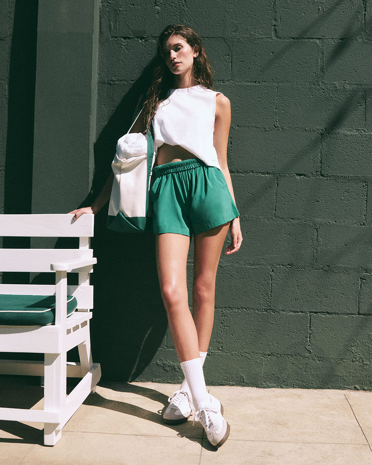 model wearing vuori emerald on the court