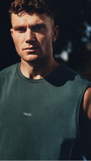 jack draper wearing vuori clothing for tennis