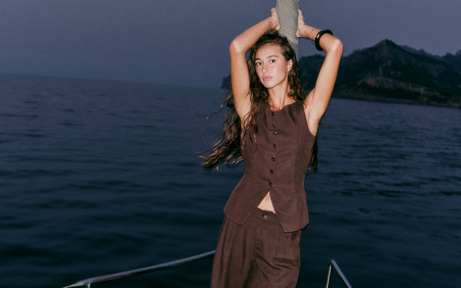 woman wearing a vuori trestles set