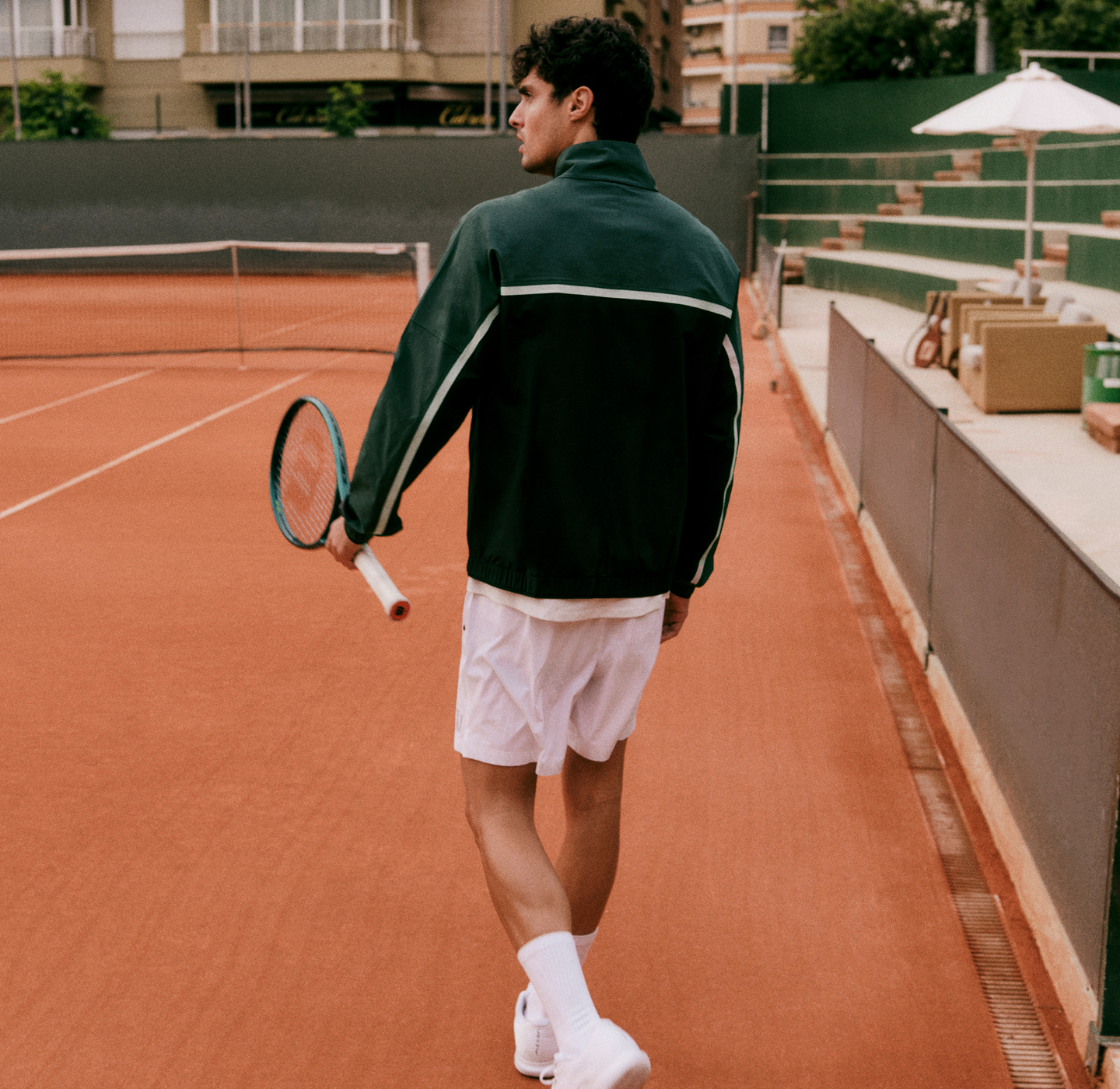 man wearing vuori crosscourt