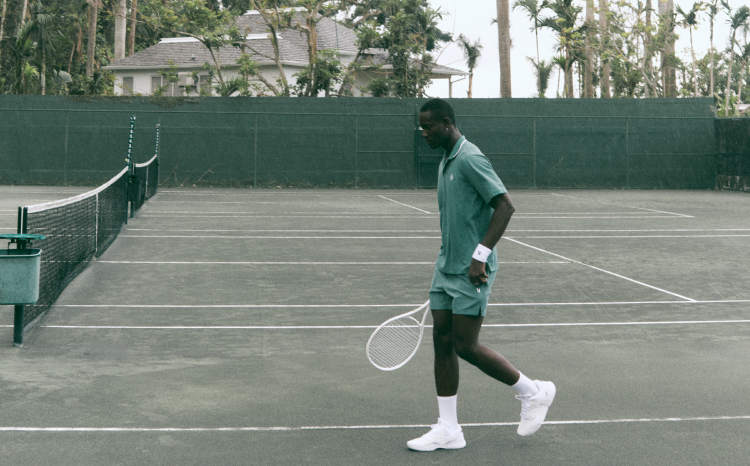 model playing tennis in vuori clothing