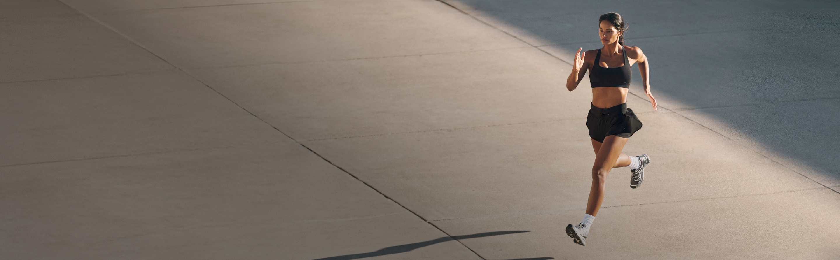 woman running in vuori daily