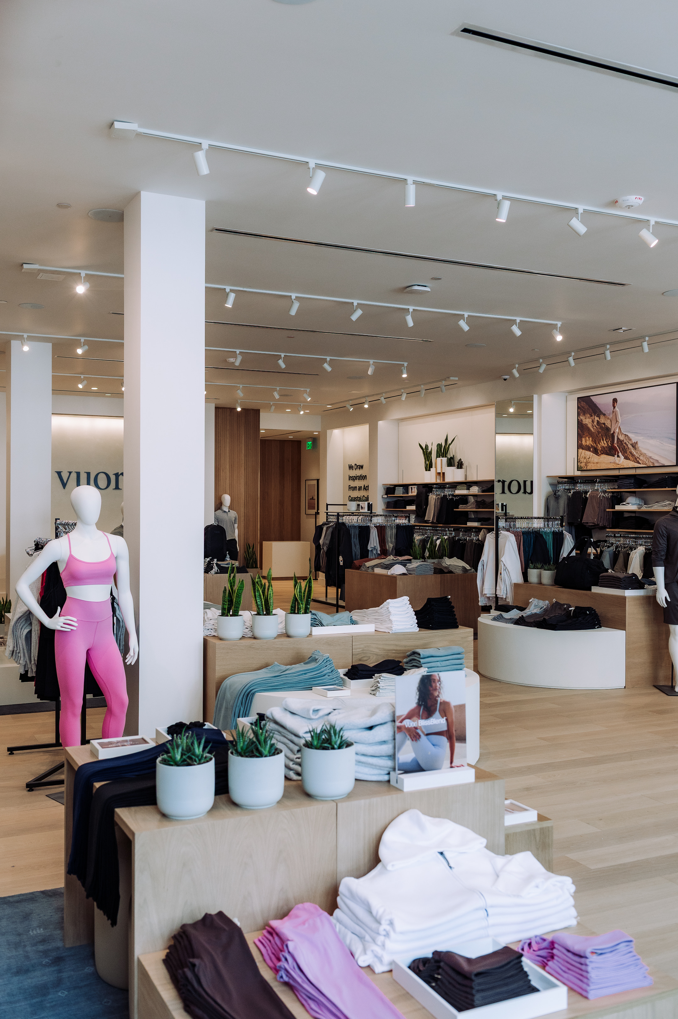 Vuori Broadway Plaza