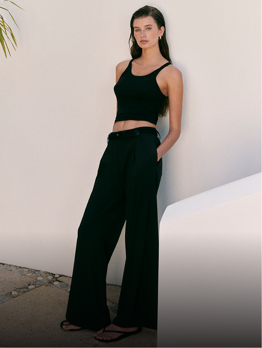 woman wearing villa trouser