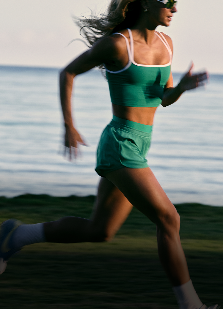 woman wearing vuori luna piped short