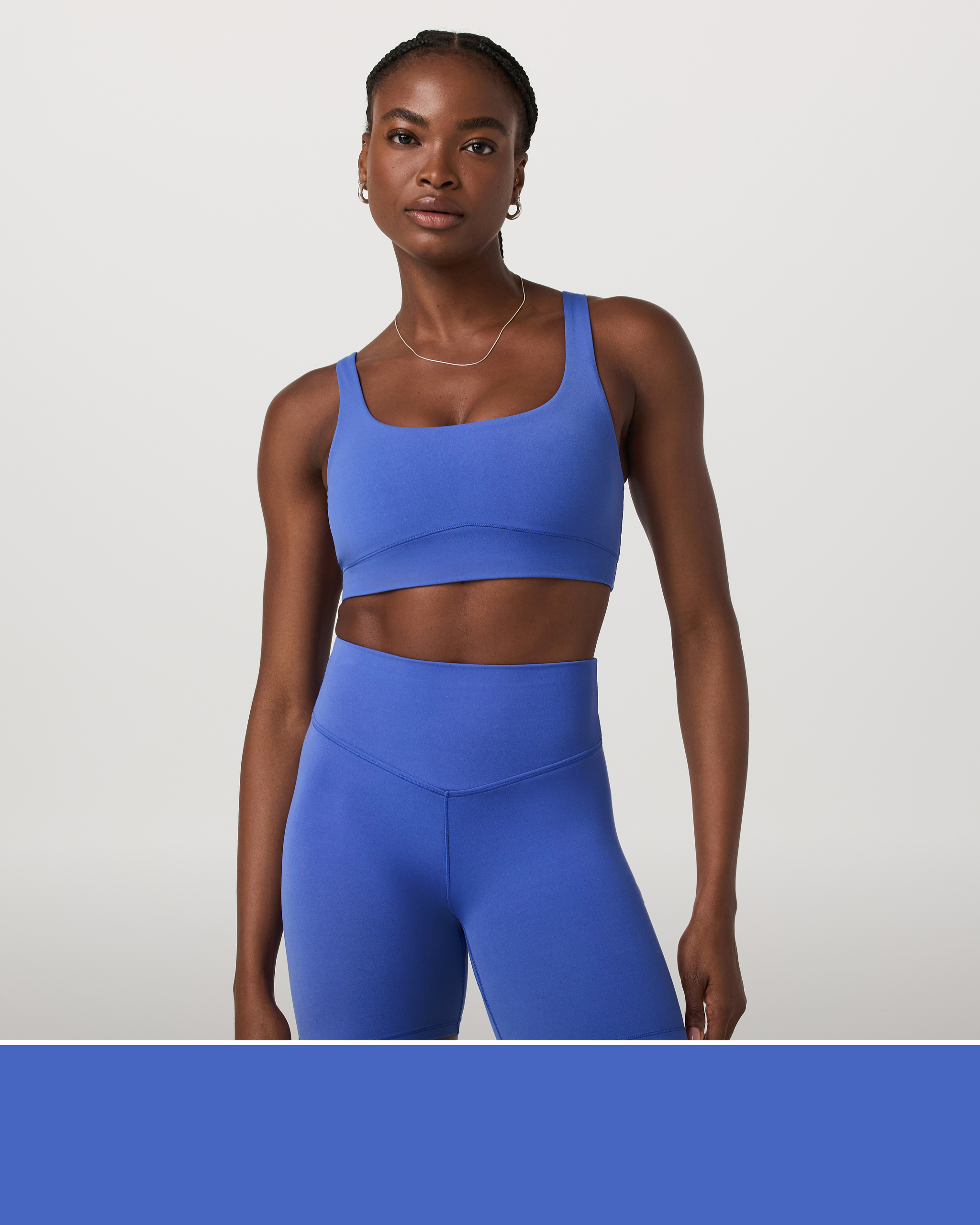 woman wearing vuori blissblend