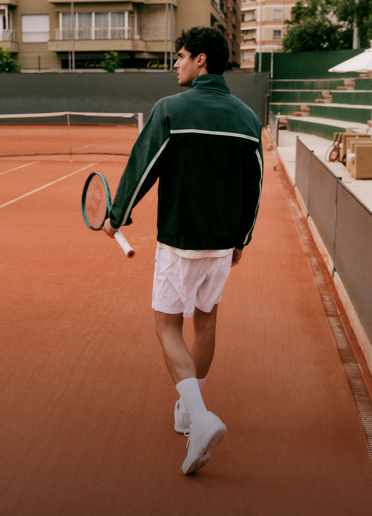 man wearing vuori crosscourt