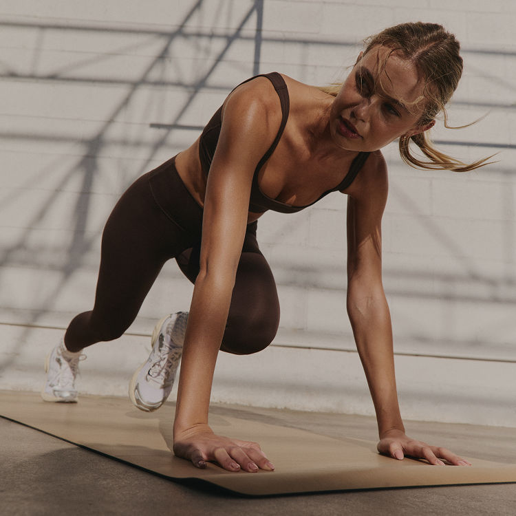 woman wearing vuori blissblend