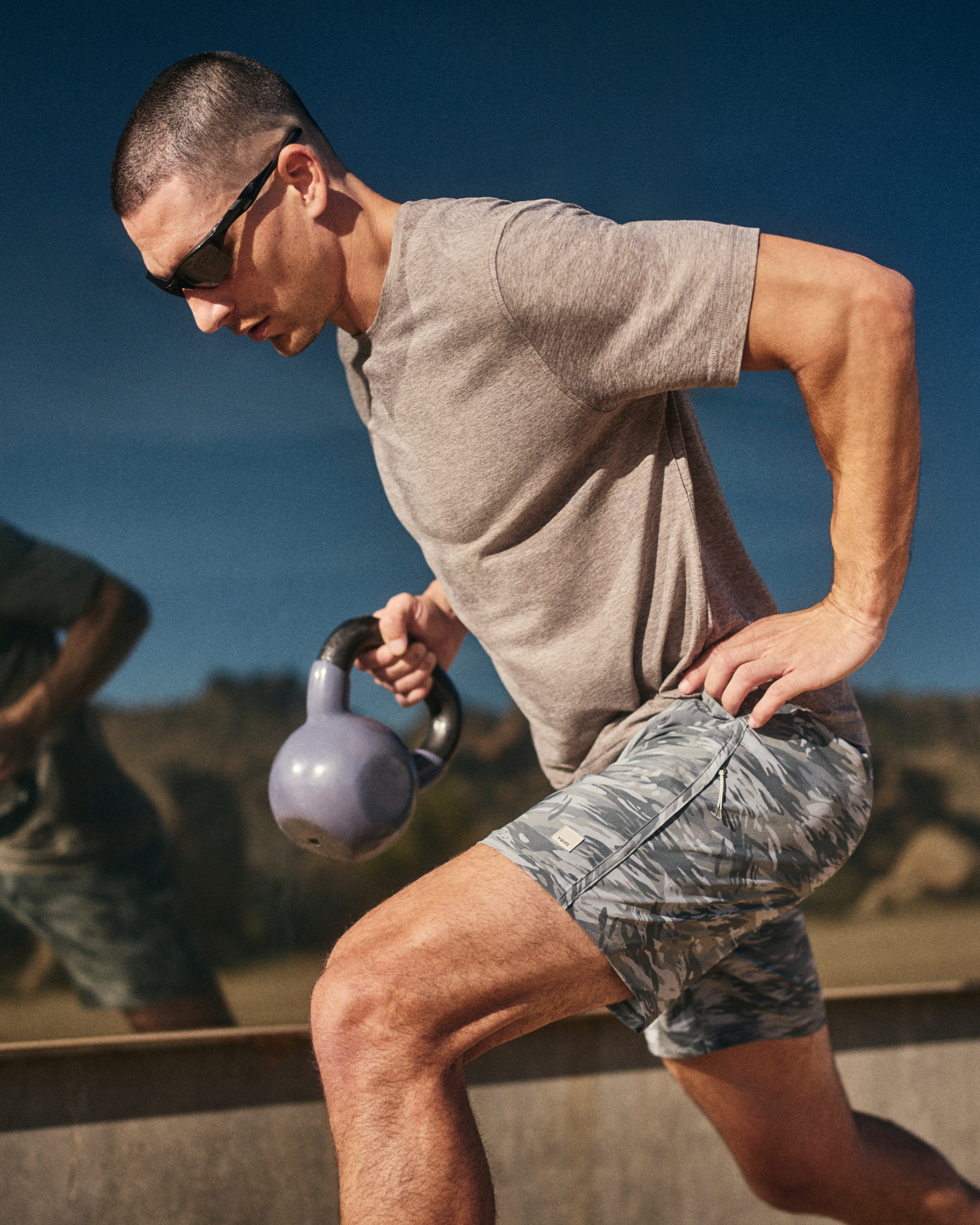 man wearing vuoring lifting a kettlebell