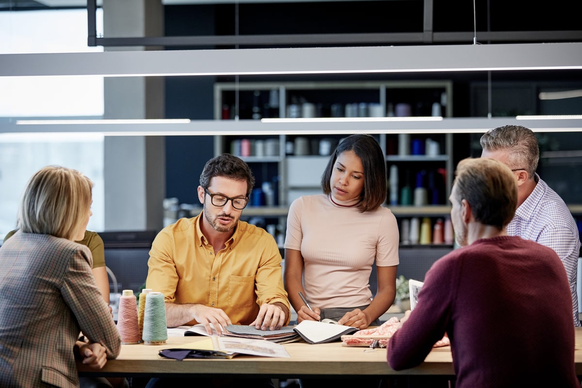 Führungskreis bespricht am Tisch die nächsten Schritte