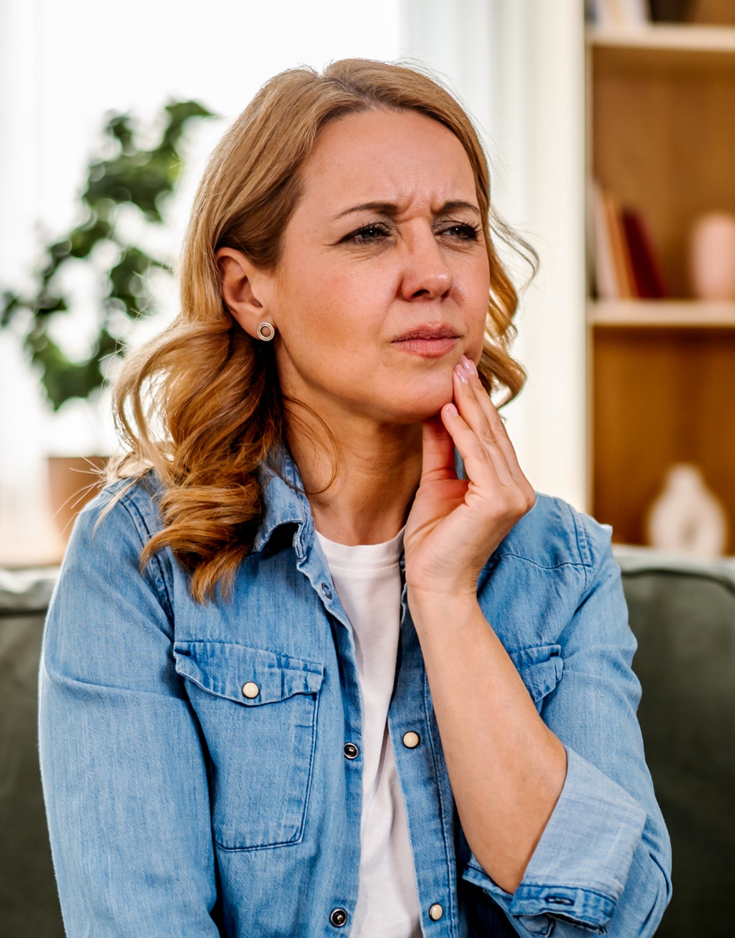 Why does my tooth feel like it's under pressure even when I'm not chewing?