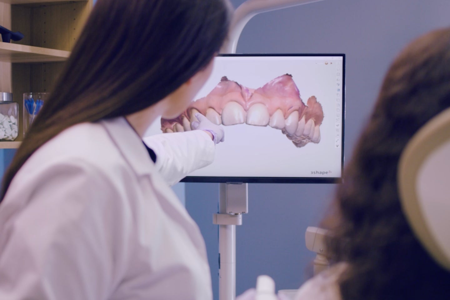 Video showing next-generation digital technology used to design precise, custom Motto clear aligner treatment.