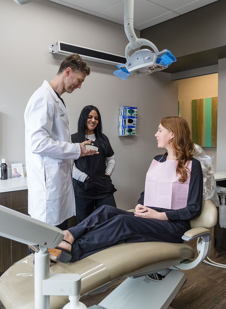 Immediate vs. delayed dental implant placement: What changes after an extraction