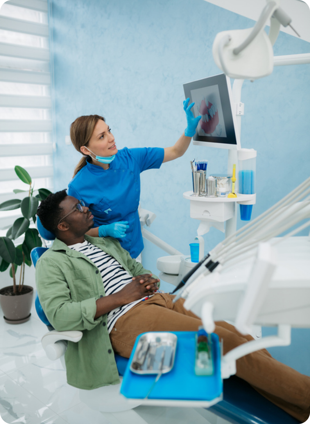 Why does my tooth make a crunching sound when I chew but not hurt?
