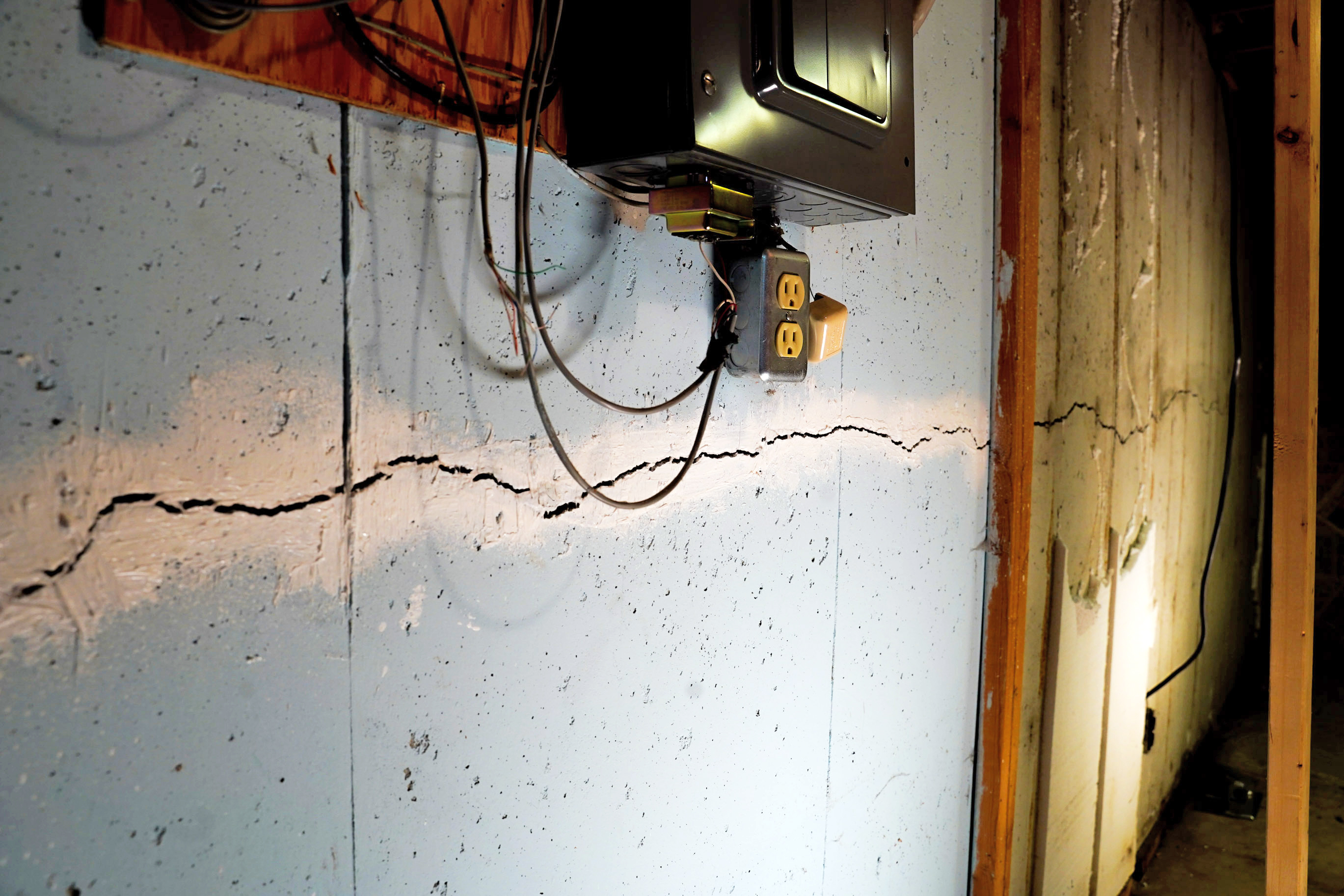 Horizontal foundation crack
