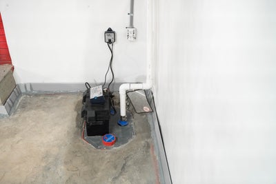 basement sump pump with a backup battery