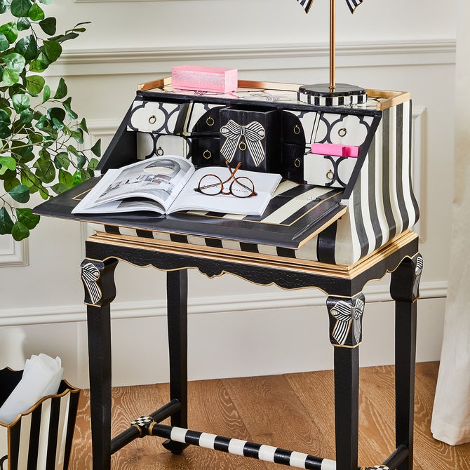 Pretty As A Bow Writing Desk image number 3