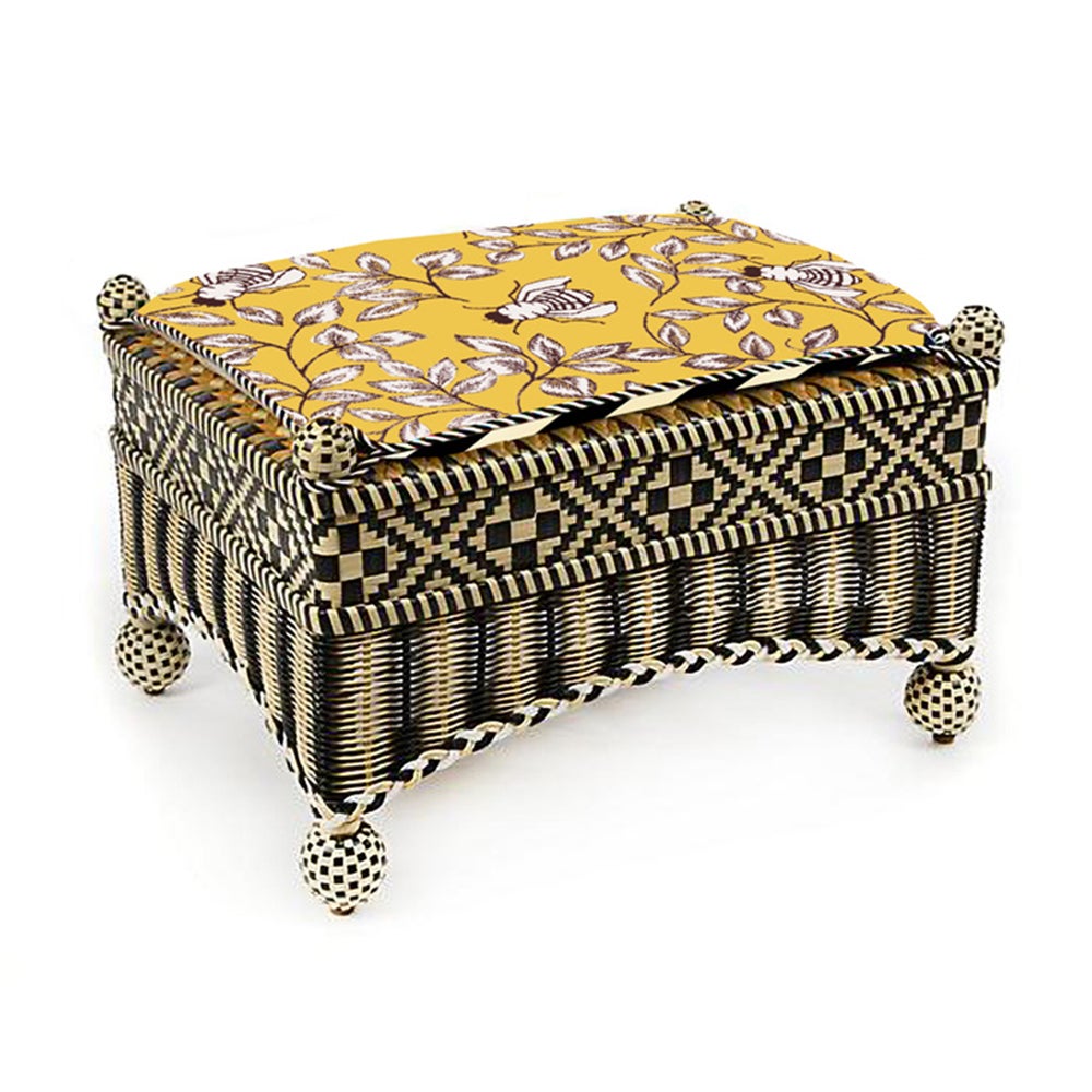 Queen Bee Courtyard Outdoor Ottoman mackenzie-childs Panama imagen 1