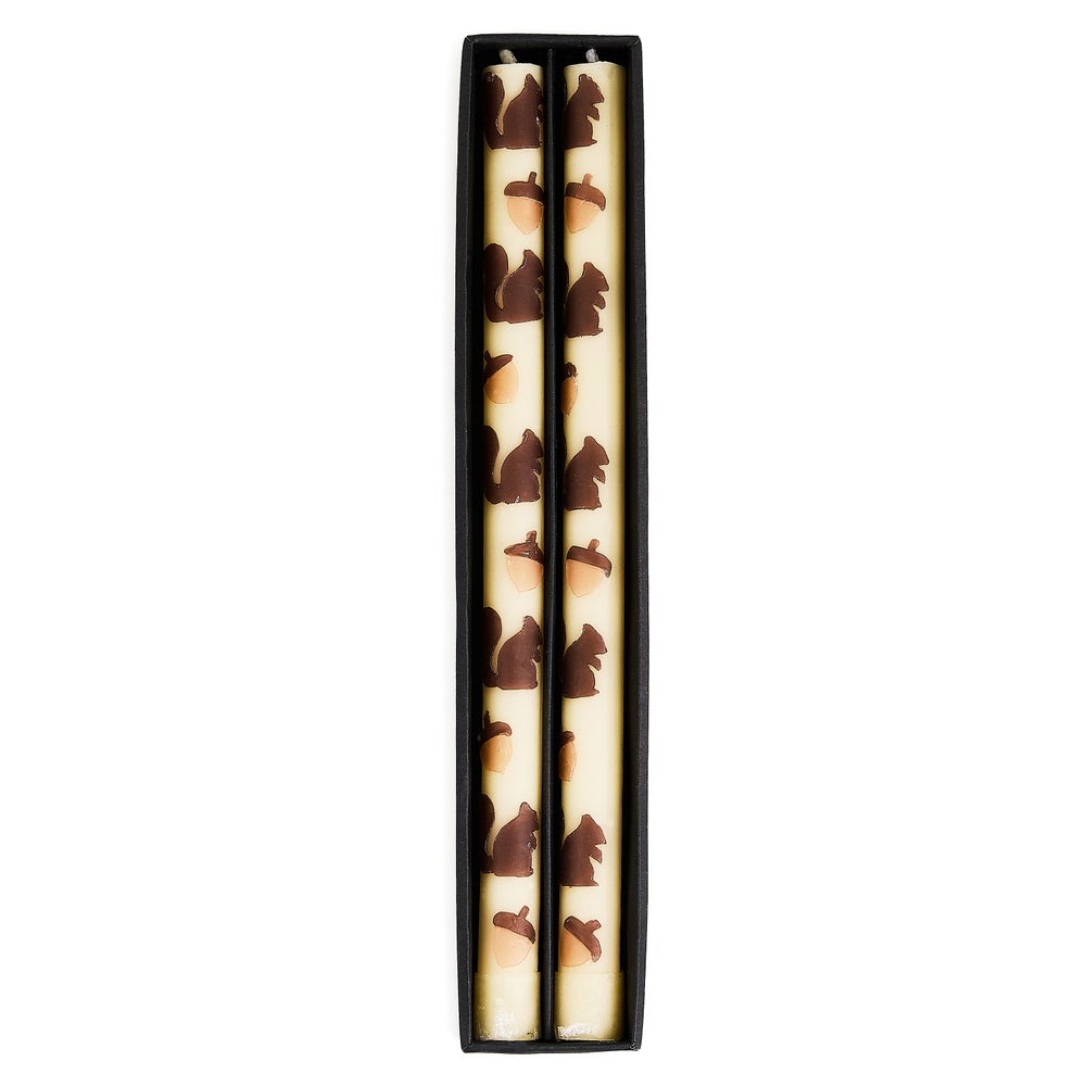 Squirrels & Acorns Dinner Candles, Set of 2 mackenzie-childs Panama imagen 1 Squirrels & Acorns Dinner Candles, Set of 2 mackenzie-childs Panama imagen 1