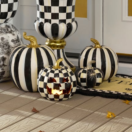 Black Scalloped Welcome Entrance Mat