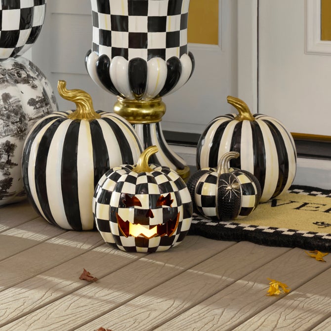 Black Scalloped Welcome Entrance Mat image number 1