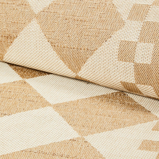 White Diamond 2'6" x 8' Indoor/Outdoor Runner Rug image number 1
