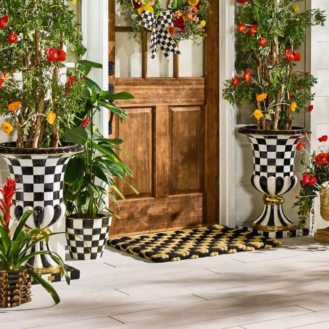 Courtly Check Pedestal Urn image number 3