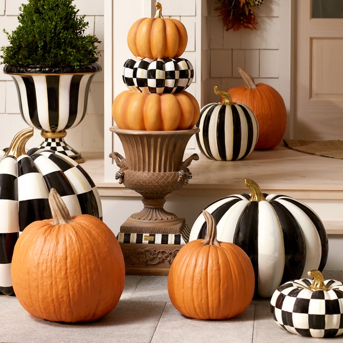 Courtly Stripe Urn image number 5