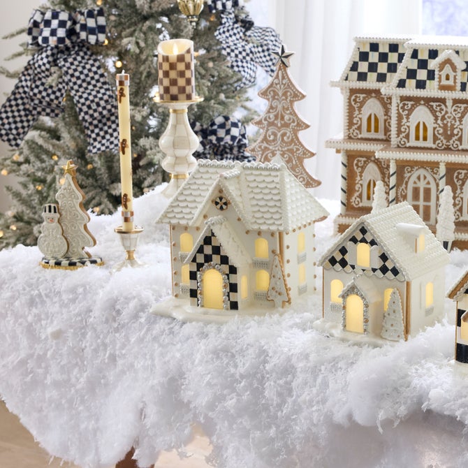 Gingerbread Illuminated House image number 5