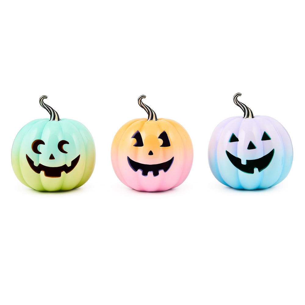 Trick or Treat Illuminated Jack O' Lanterns, Set of 3 mackenzie-childs Panama imagen 1 Trick or Treat Illuminated Jack O' Lanterns, Set of 3 mackenzie-childs Panama imagen 1