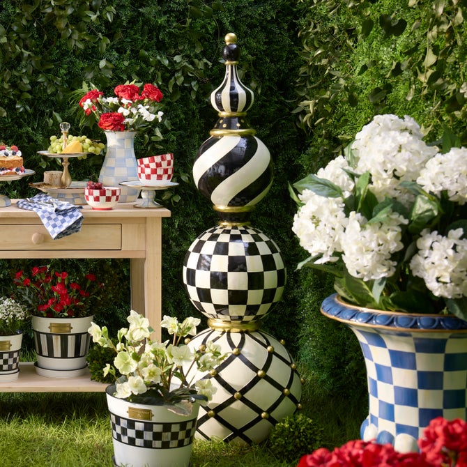 Courtly Check Trophy Topiary image number 4