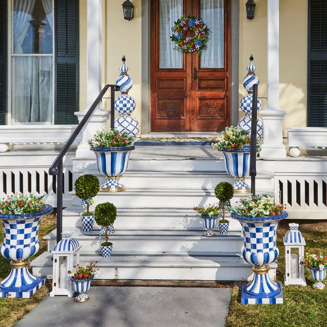 Royal Check Trophy Topiary image number 2