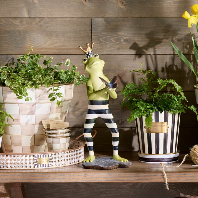 Courtly Fergal the Frog with Butterfly Decor image number 4