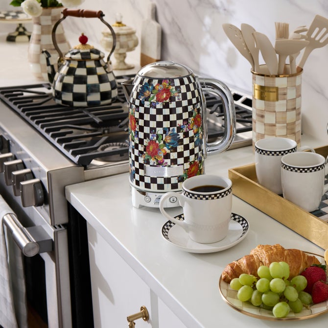 Courtly Flower Market Electric Kettle image number 1
