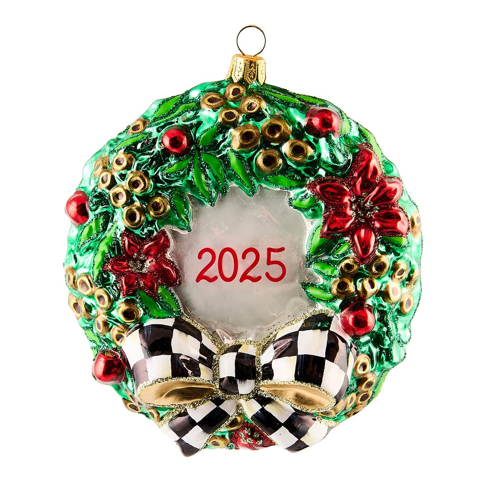 2025 Christmas Holly Wreath Glass Ornament mackenzie-childs Panama imagen 1