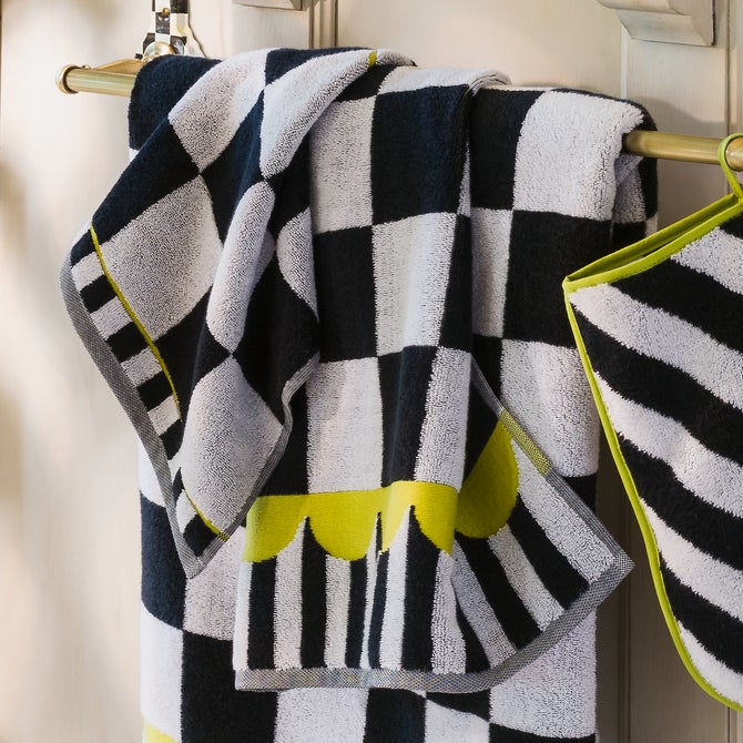 Courtly Check Hand Towel image number 4