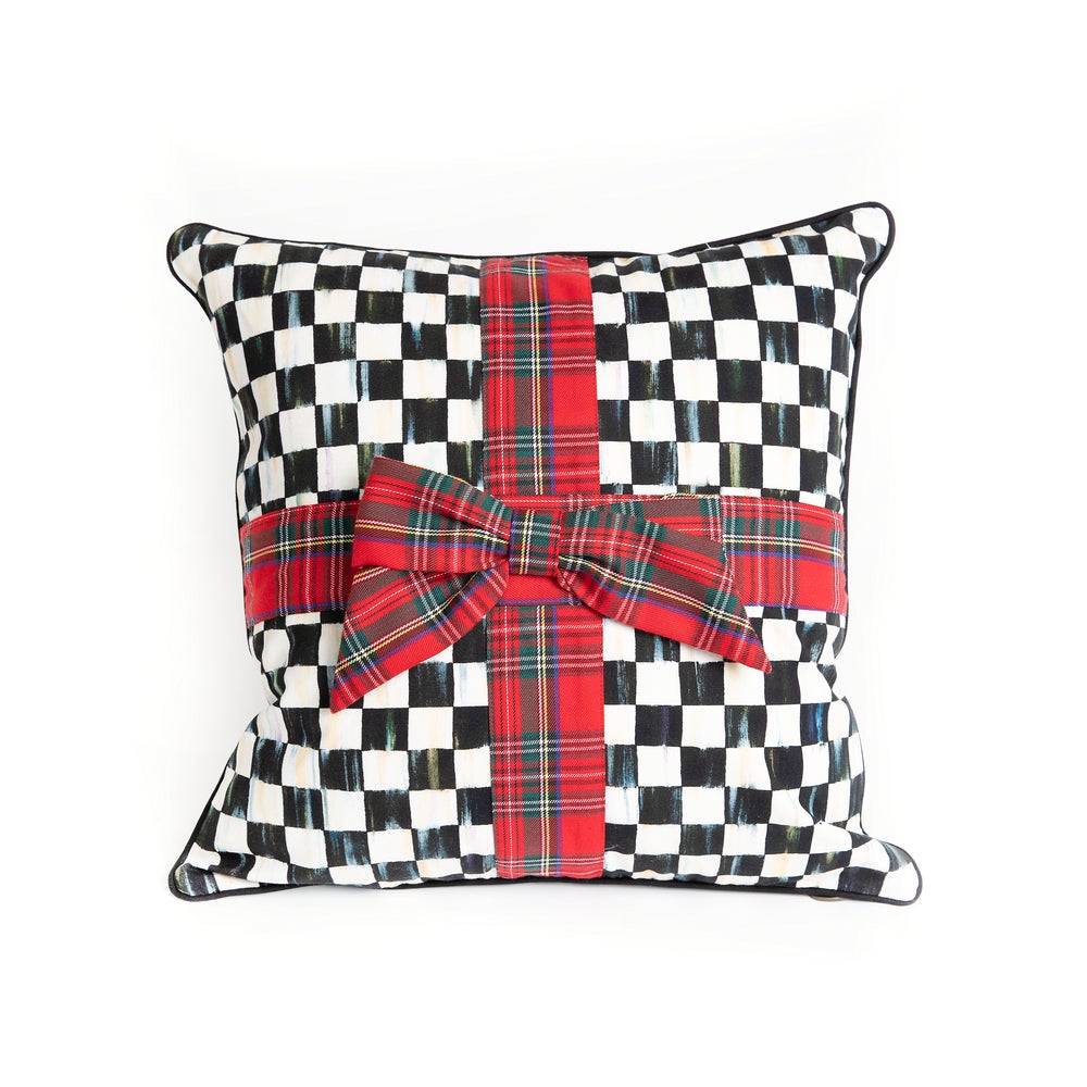 Courtly Check Tartan Bow Throw Pillow mackenzie-childs Panama imagen 1
