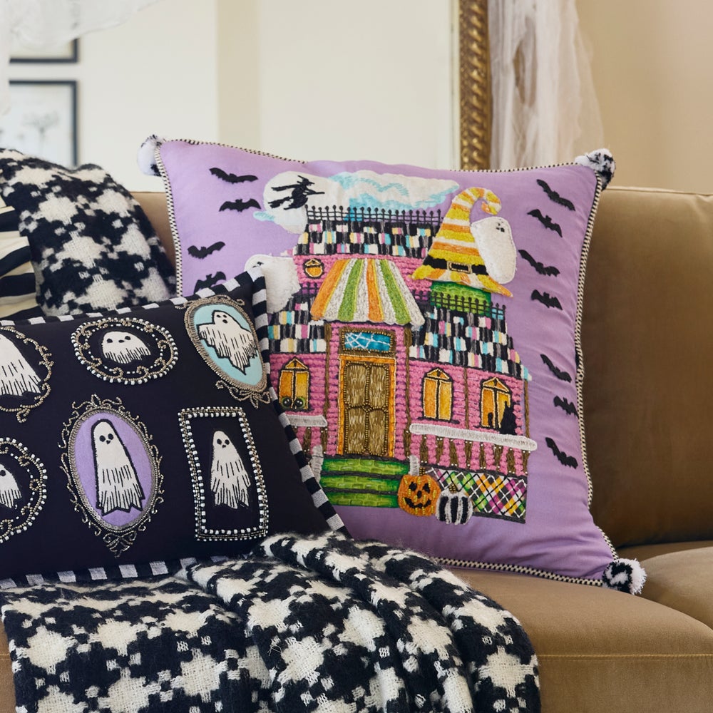 Trick or Treat House Throw Pillow mackenzie-childs Panama imagen 4 Trick or Treat House Throw Pillow mackenzie-childs Panama imagen 4