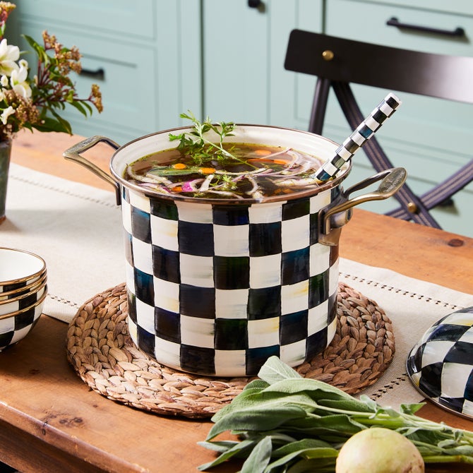 Courtly Check 7 Quart Stockpot image number 1