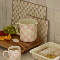 Rosy Check 7 Cup Measuring Cup