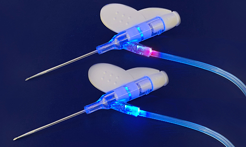Zwei mit Dymax-Klebstoffen für Medizinprodukte verklebte Katheter fluoreszieren rot und blau.