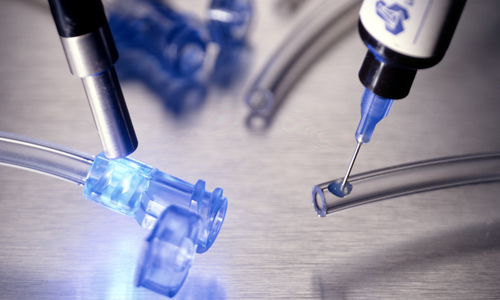 Ein lichthärtender aushärtbarer Klebstoff von Dymax ohne TPO wird auf ein medizinisches Gerät aus Kunststoff aufgetragen und mit einem Lichthärtungssystem von Dymax ausgehärtet.