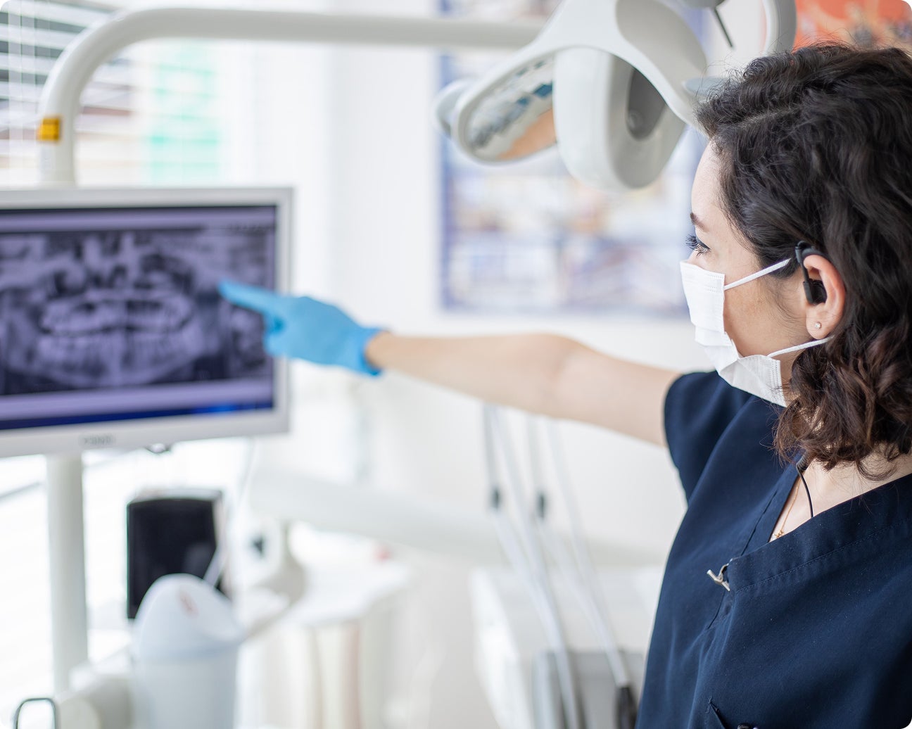 An image of a ClearChoice doctor planning and discussing the personalized treatment plan with the patient to ensure they are fully prepared for the procedure.