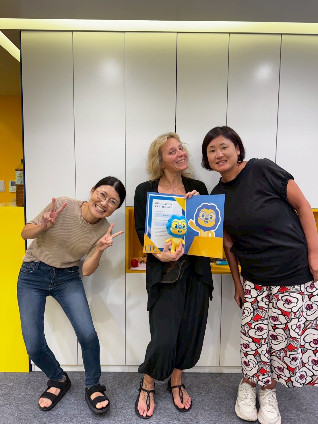 A student with her diploma at LTL Osaka