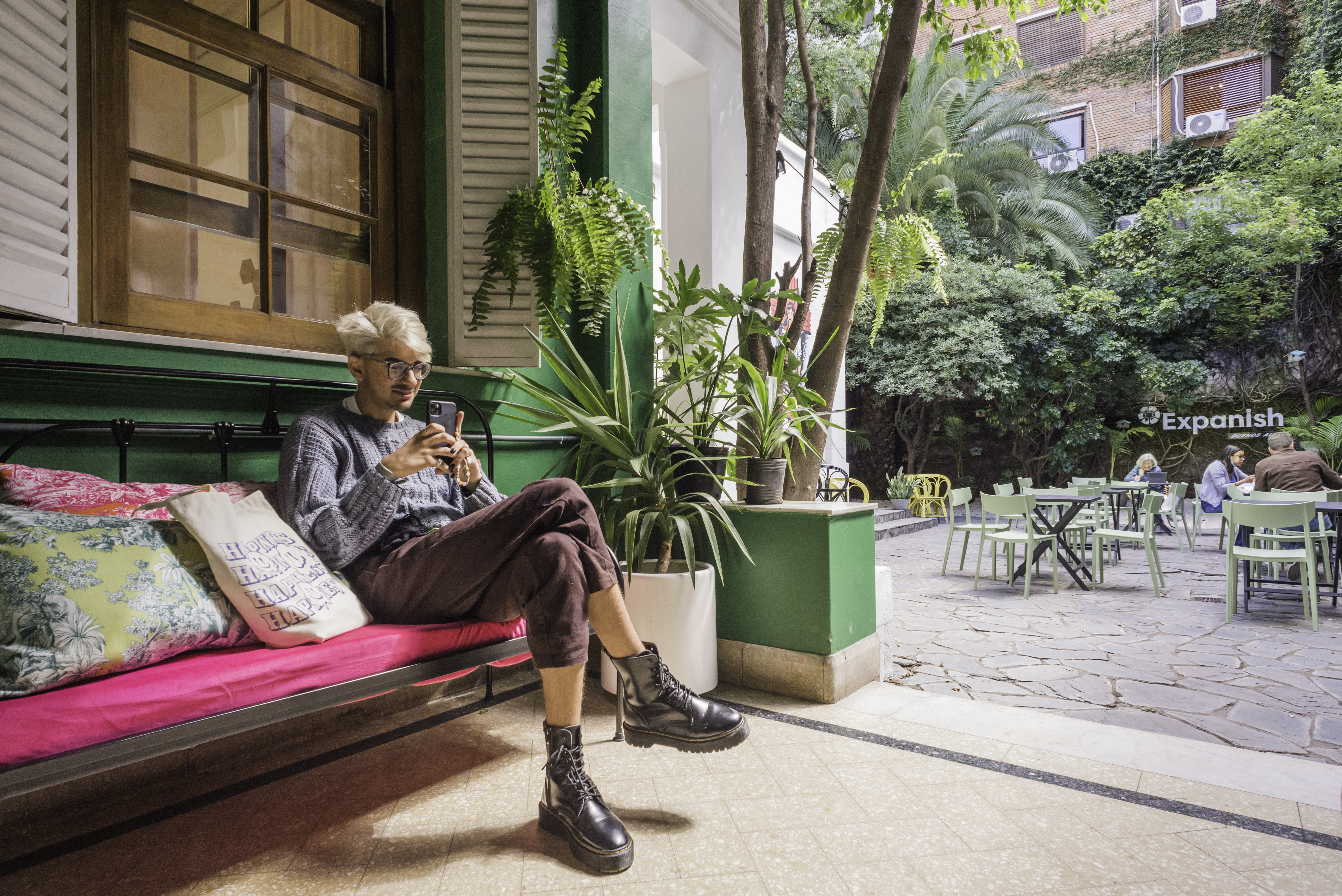 A student sitting by the patio at Expanish Buenos Aires