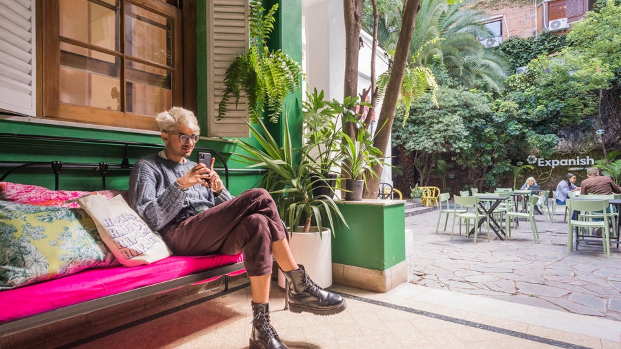 A student sitting by the patio at Expanish Buenos Aires