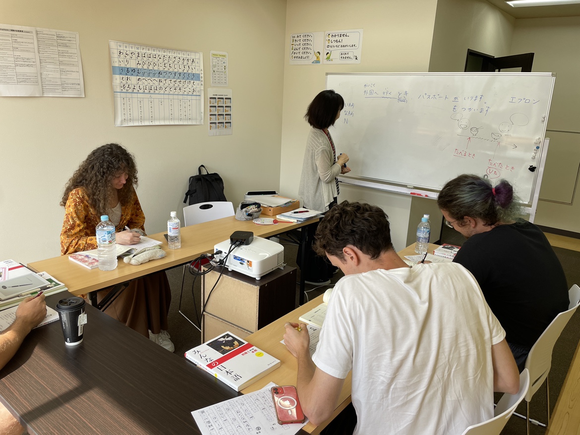 A group of students in class at Genki Kyoto